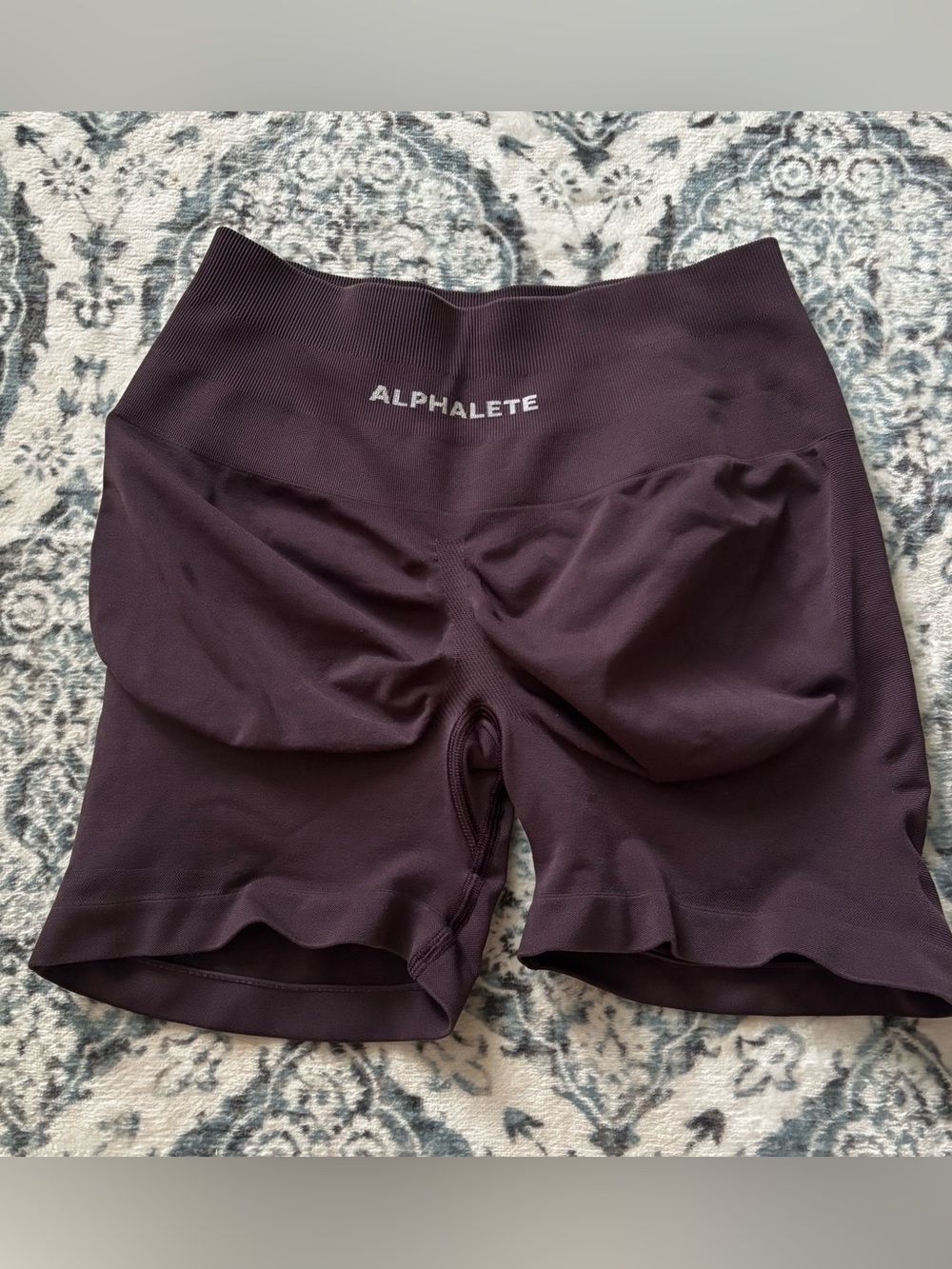 Alphalete mid rise pump short - Merlot (purple) - size small